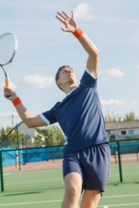 ソフトテニスの速いファーストサーブを打つやり方とコツ オーバーハンドサーブを極めよう ソフトテニスの上達のコツ 練習方法ガイド
